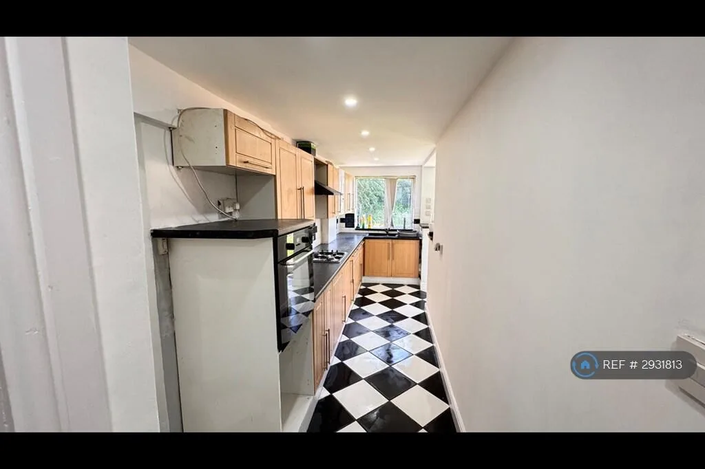 3 bedroom semi-detached house for rent