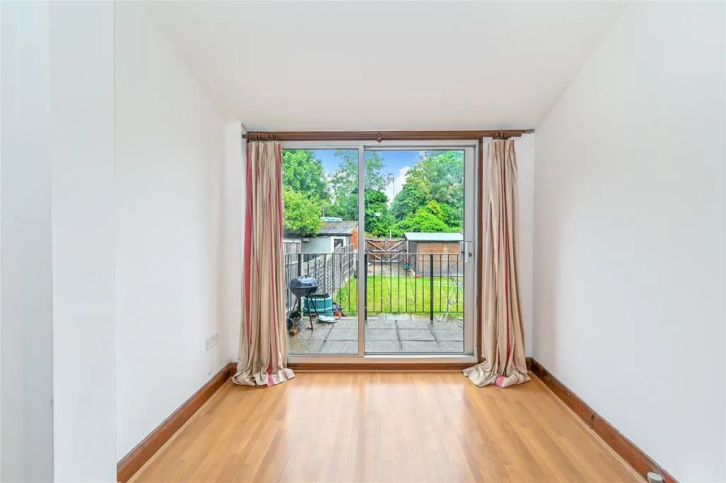 5 bedroom terraced house for rent