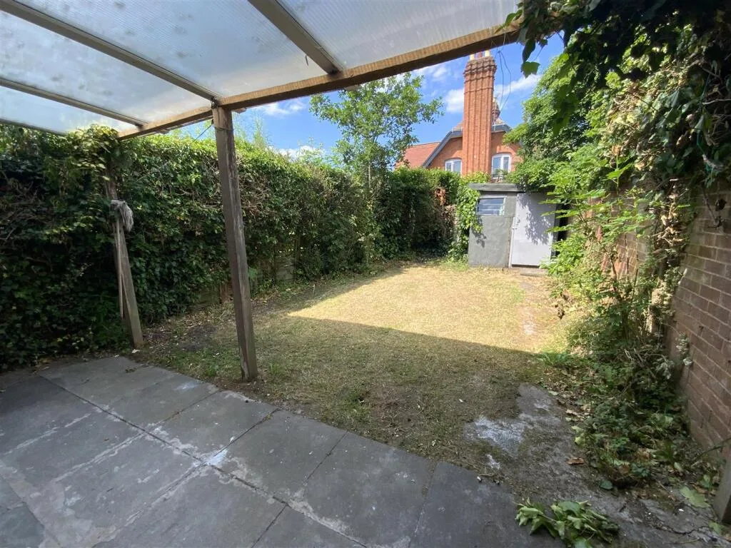 3 bedroom end of terrace house for rent
