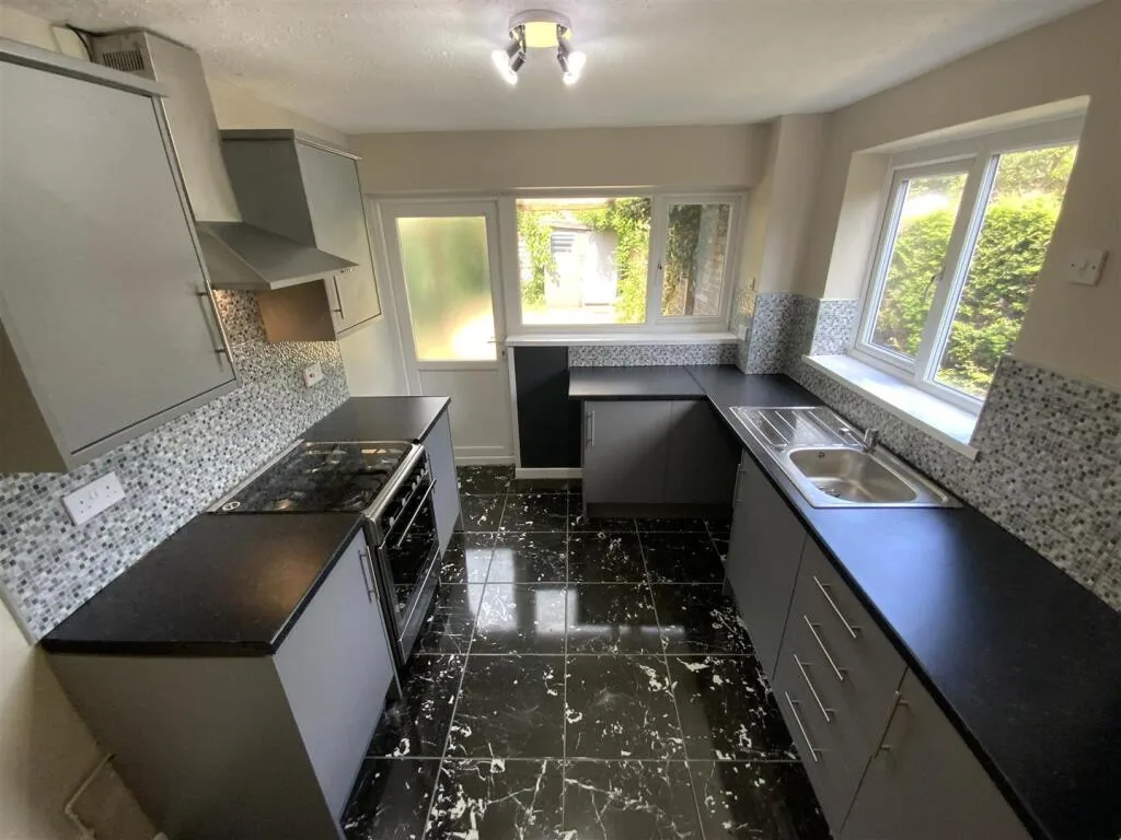 3 bedroom end of terrace house for rent