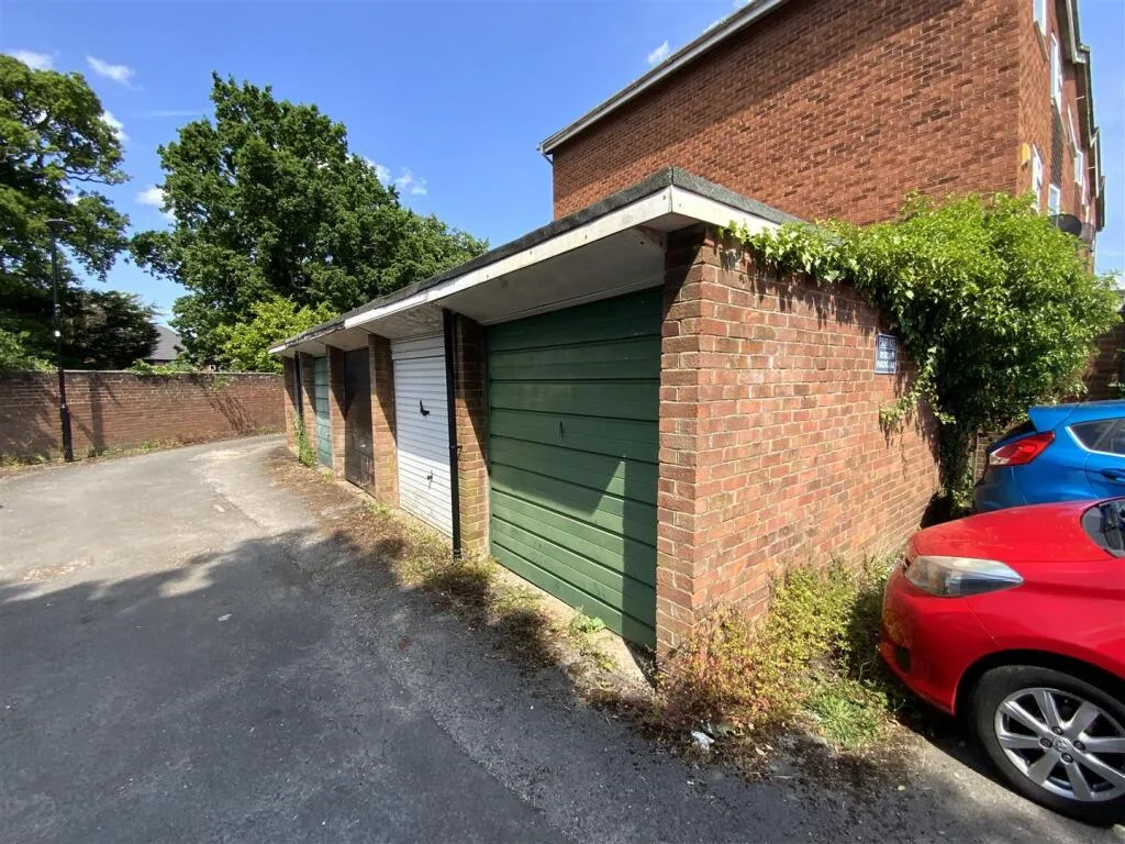 3 bedroom end of terrace house for rent