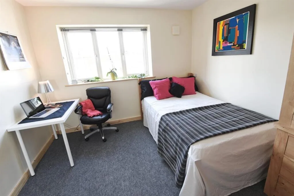 5 bedroom flat for rent