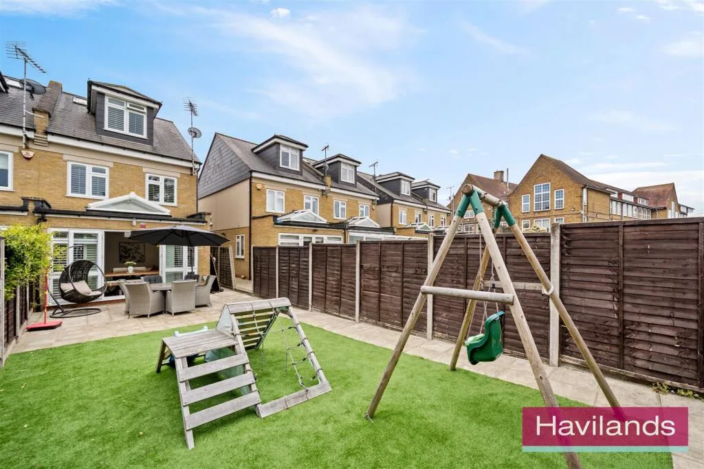 3 bedroom end of terrace house for rent