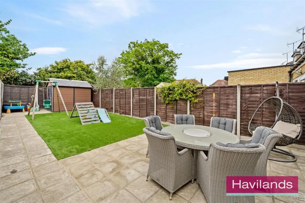 3 bedroom end of terrace house for rent