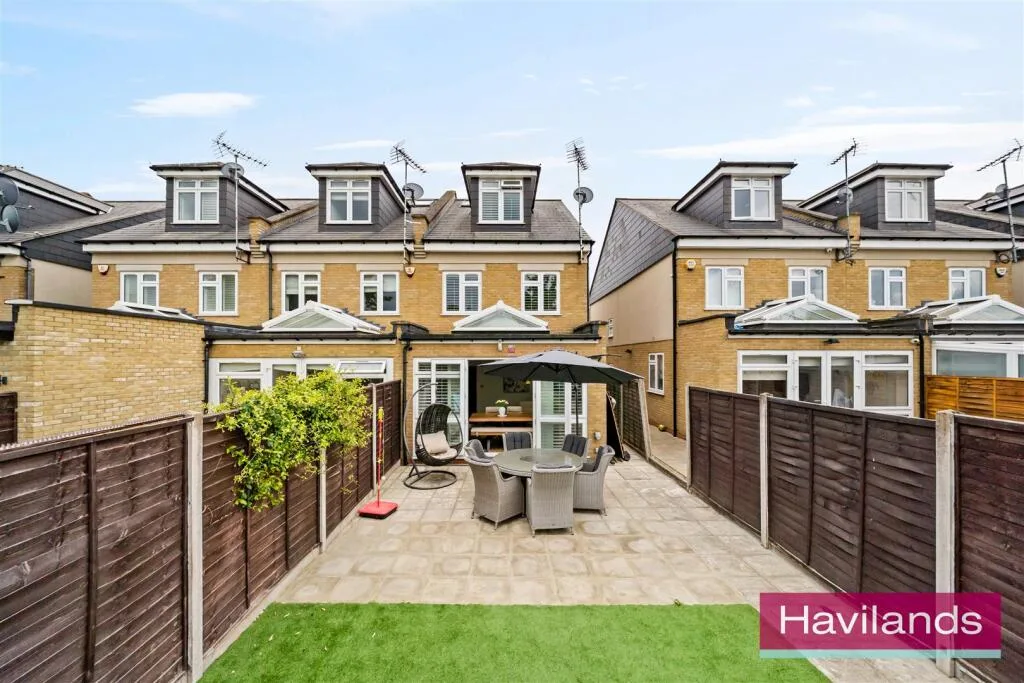 3 bedroom end of terrace house for rent