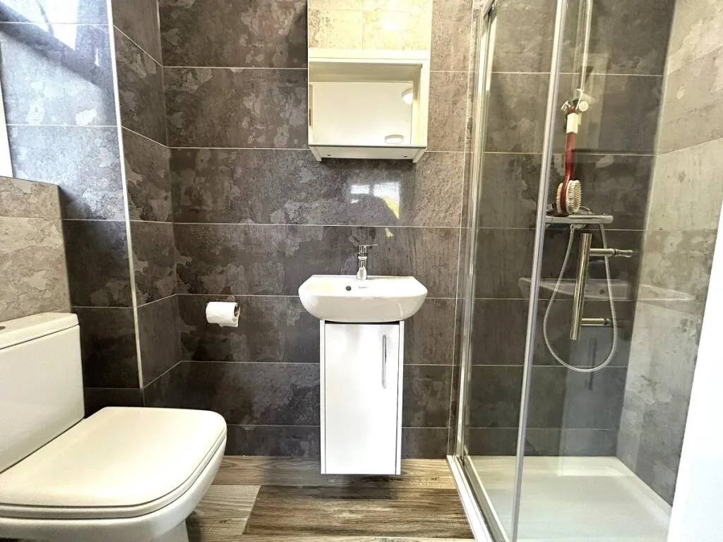 1 bedroom house share for rent