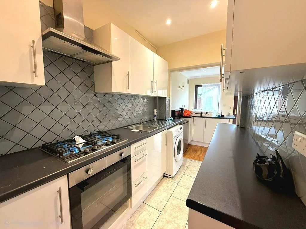 4 bedroom end of terrace house for rent