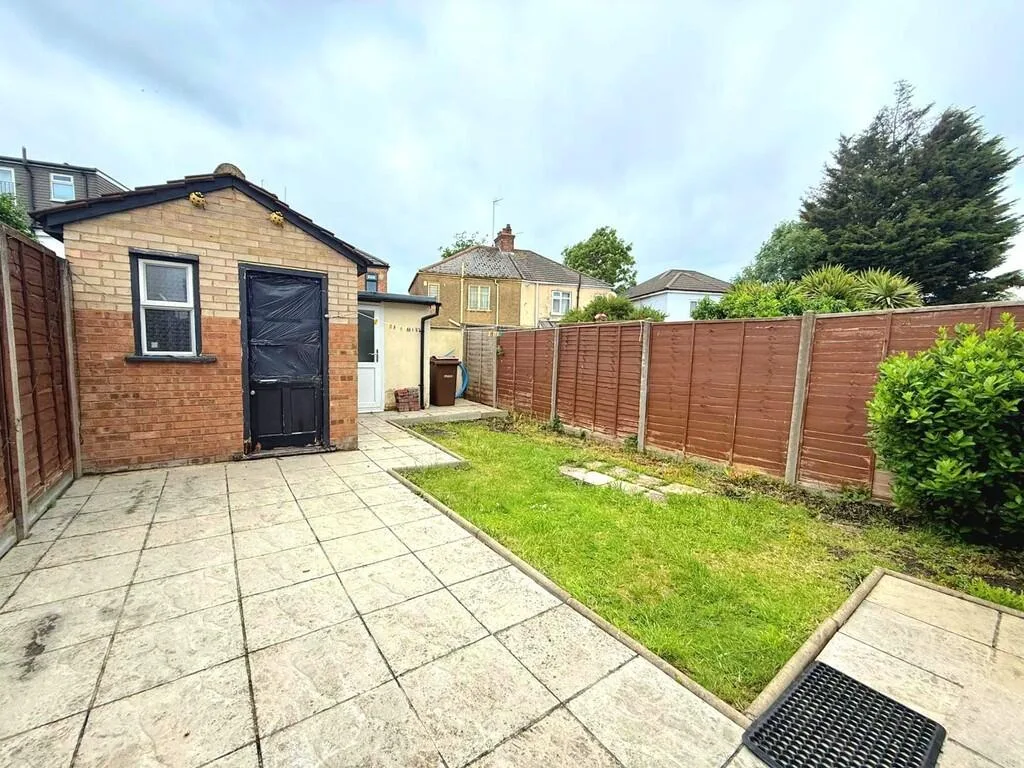 4 bedroom end of terrace house for rent