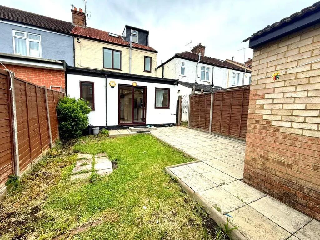 4 bedroom end of terrace house for rent