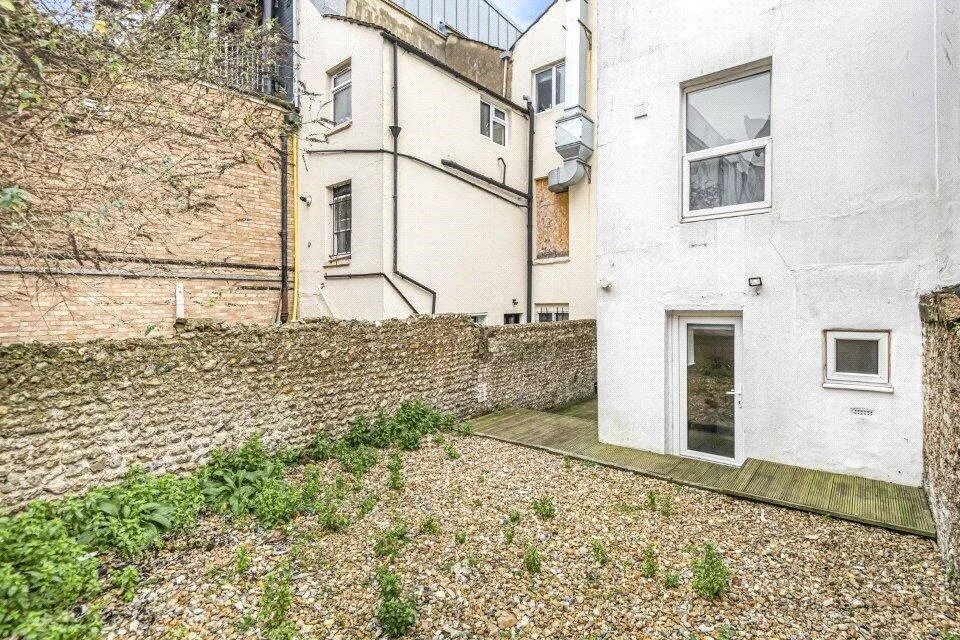 5 bedroom terraced house for rent