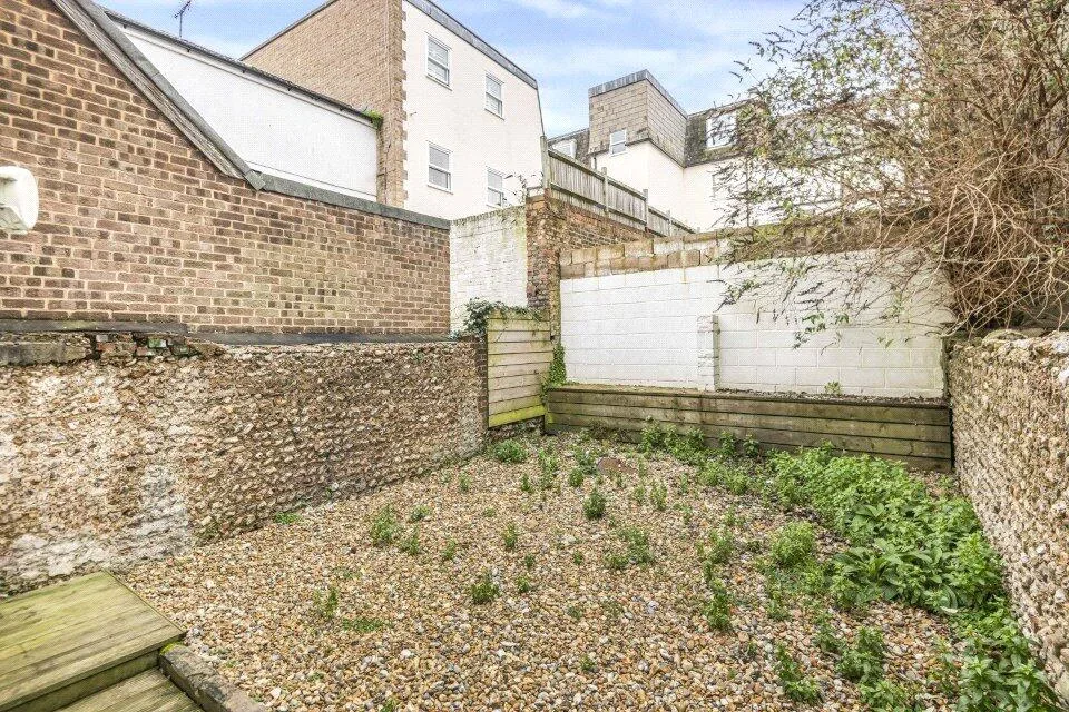 5 bedroom terraced house for rent