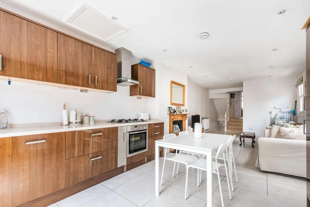 3 bedroom maisonette for rent