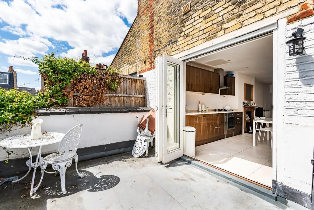 3 bedroom maisonette for rent