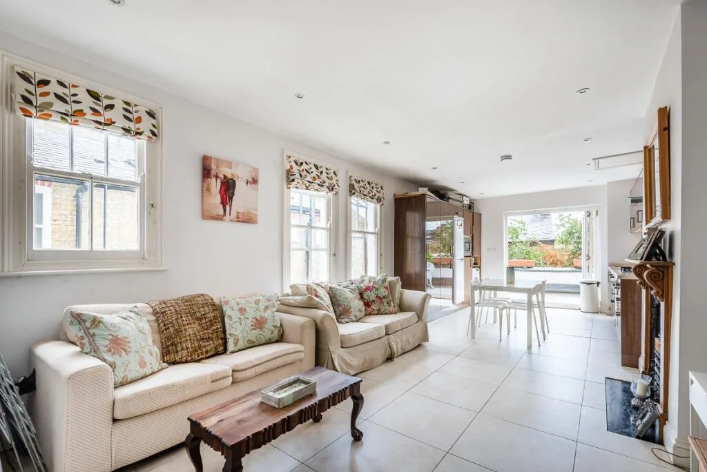 3 bedroom maisonette for rent