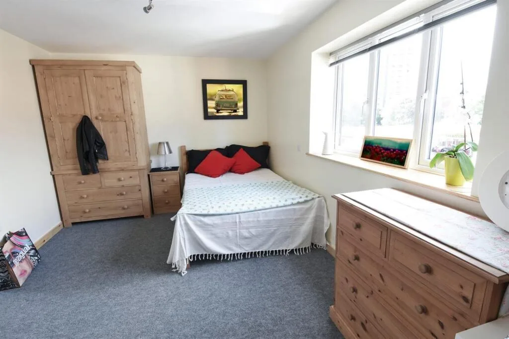 5 bedroom flat for rent
