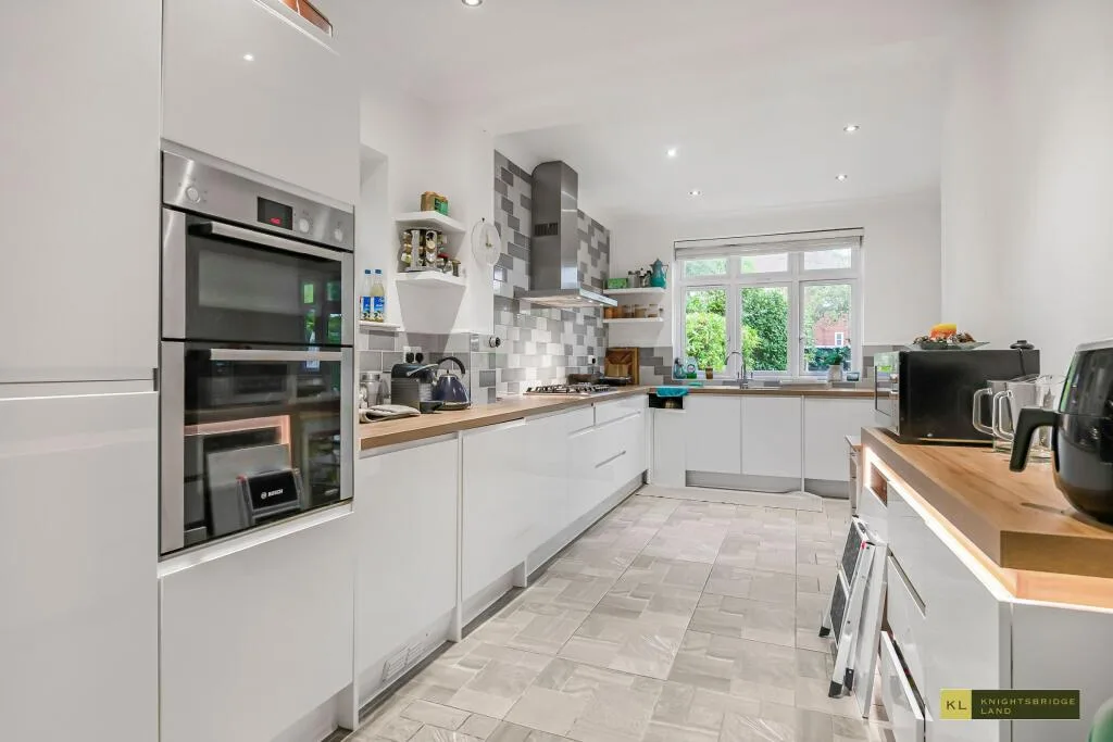 5 bedroom detached house for rent