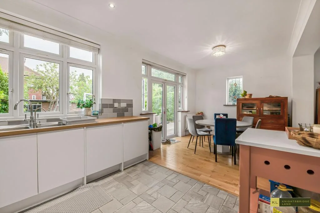 5 bedroom detached house for rent