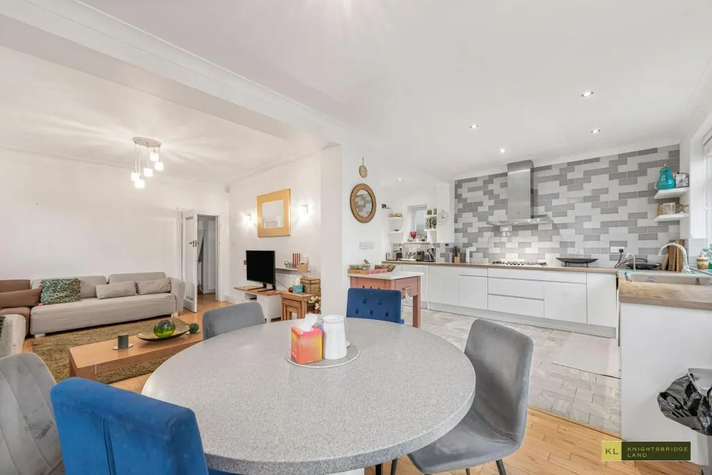 5 bedroom detached house for rent