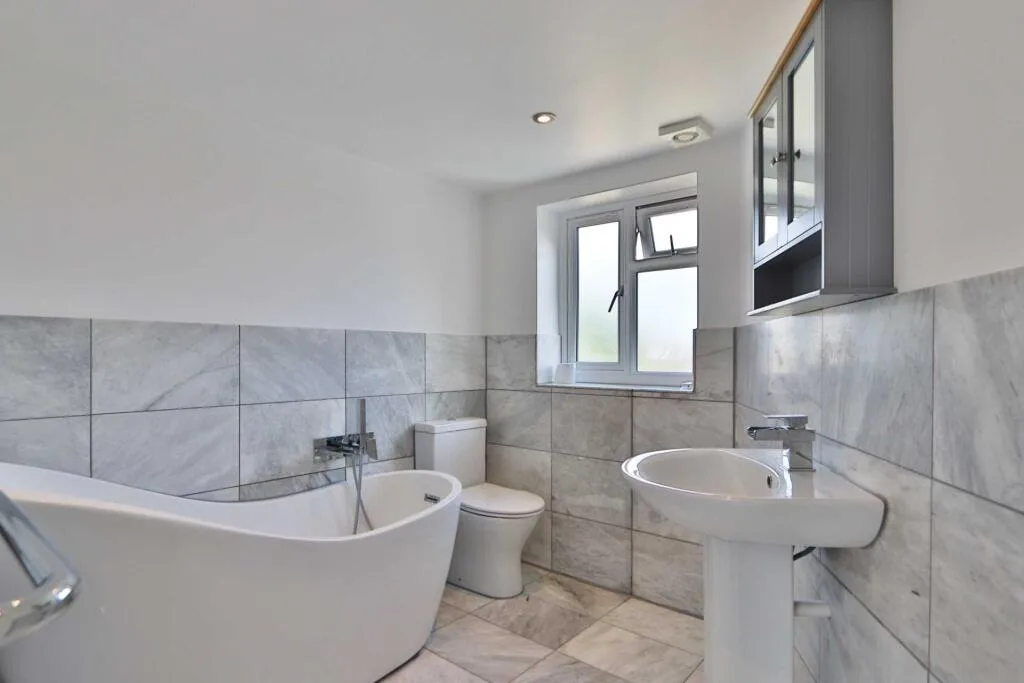 6 bedroom semi-detached house for rent