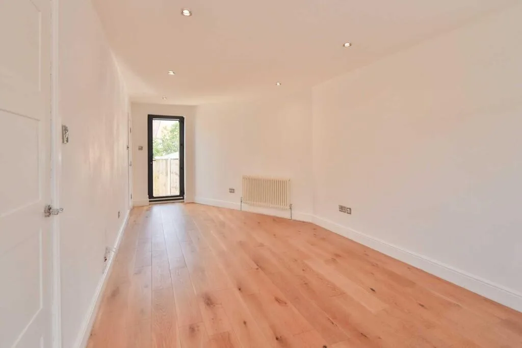 6 bedroom semi-detached house for rent