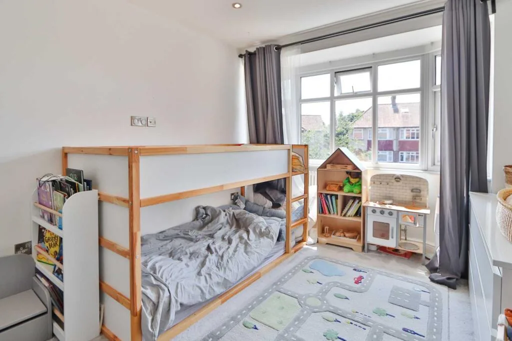 6 bedroom semi-detached house for rent