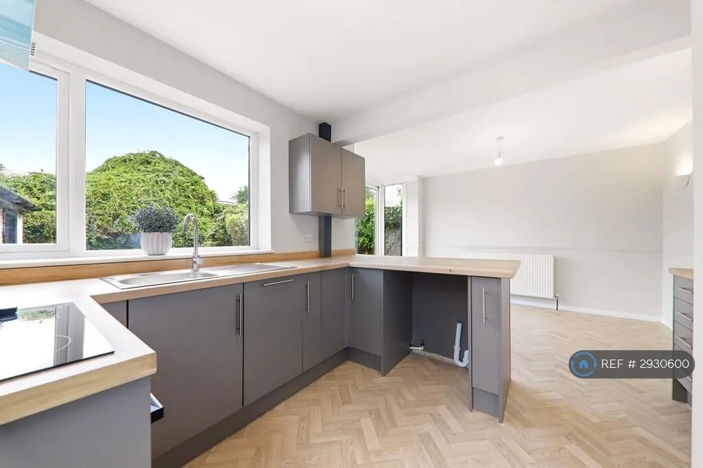 3 bedroom semi-detached house for rent