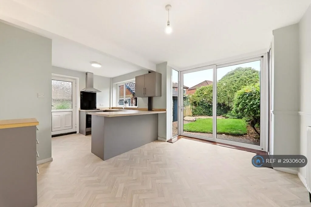 3 bedroom semi-detached house for rent