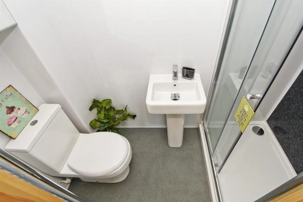 5 bedroom flat for rent