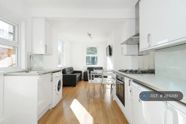 5 bedroom terraced house for rent