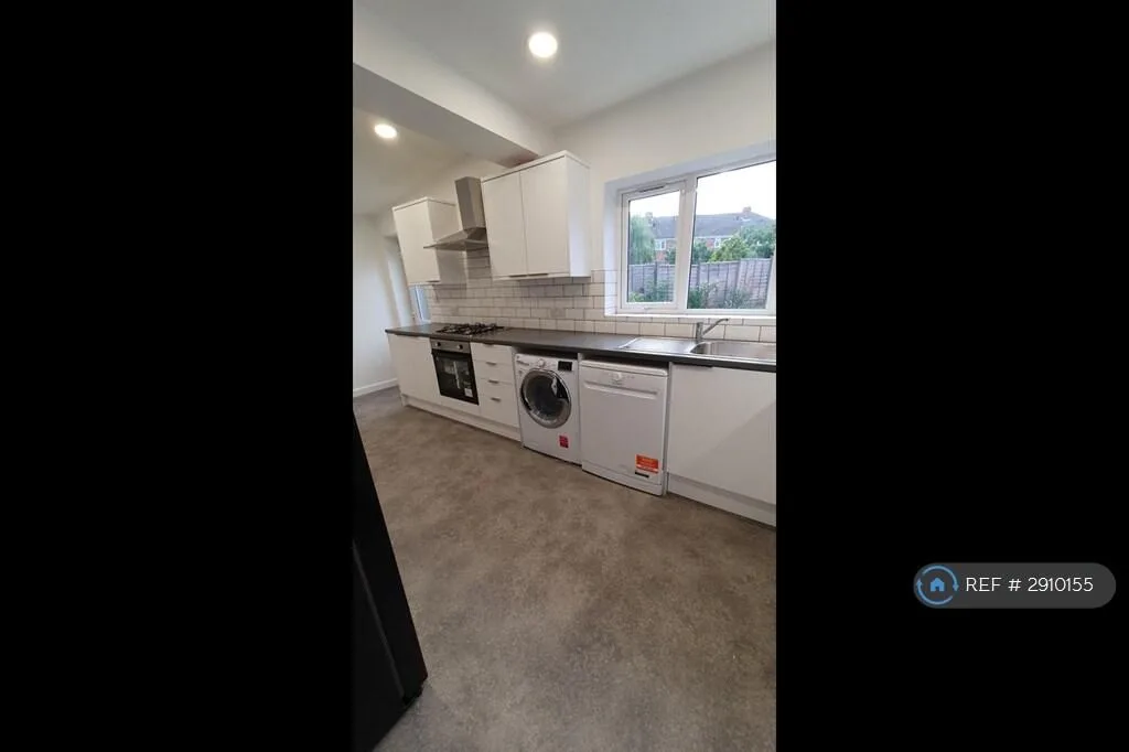 4 bedroom semi-detached house for rent