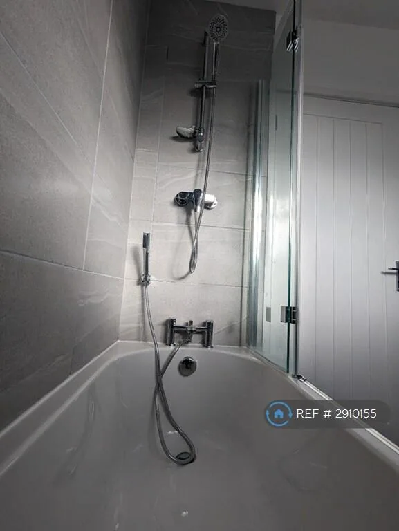 4 bedroom semi-detached house for rent