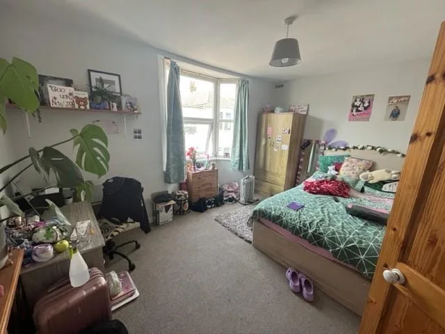 4 bedroom end of terrace house for rent
