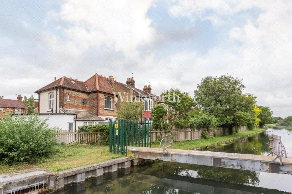 3 bedroom end of terrace house for rent