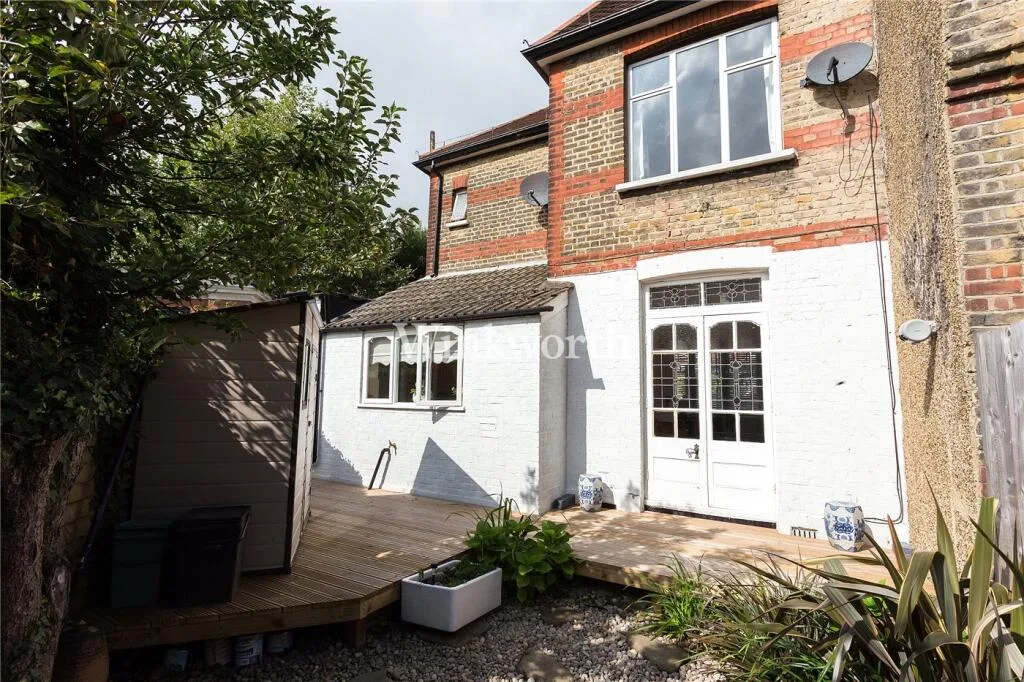 3 bedroom end of terrace house for rent