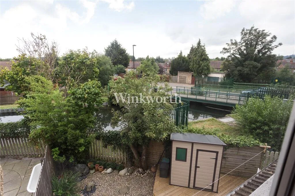 3 bedroom end of terrace house for rent