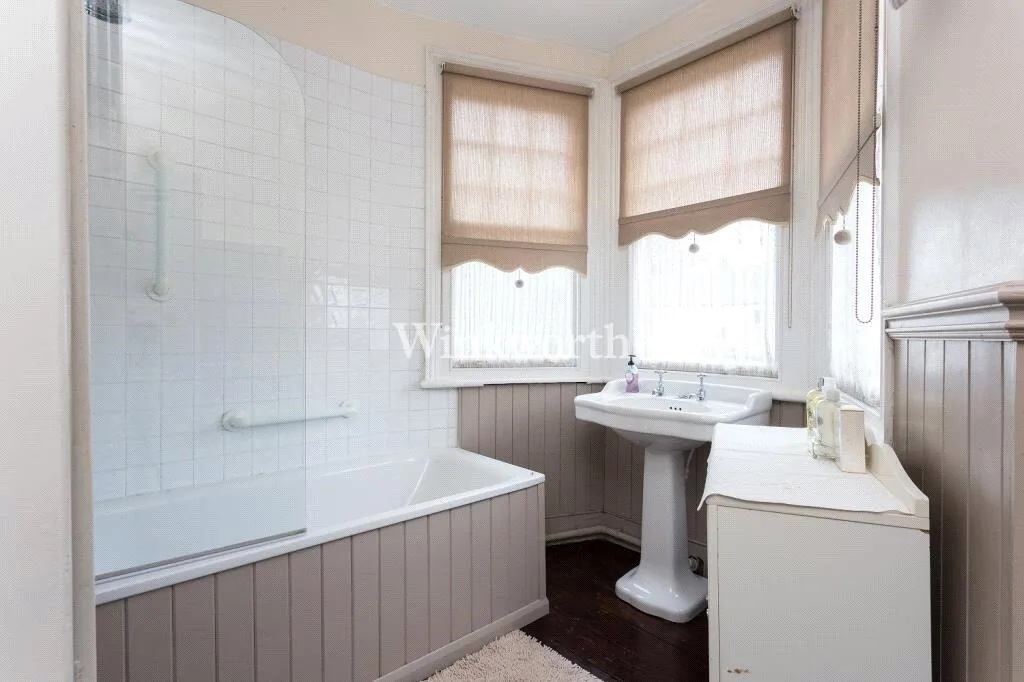 3 bedroom end of terrace house for rent