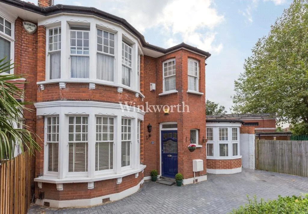 3 bedroom end of terrace house for rent