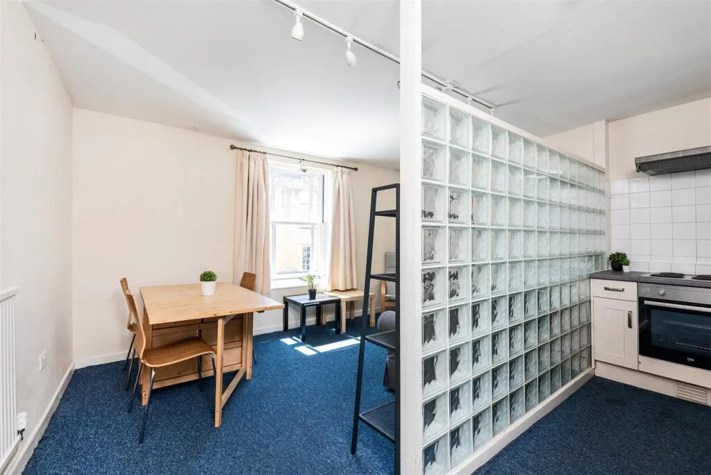 3 bedroom maisonette for rent