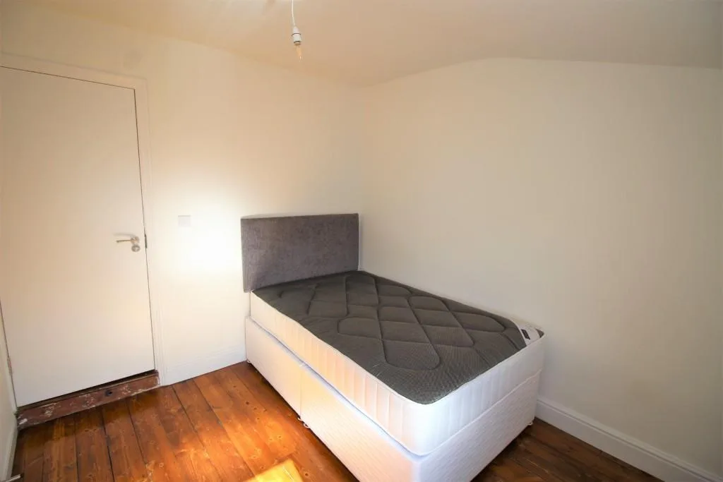5 bedroom terraced house for rent