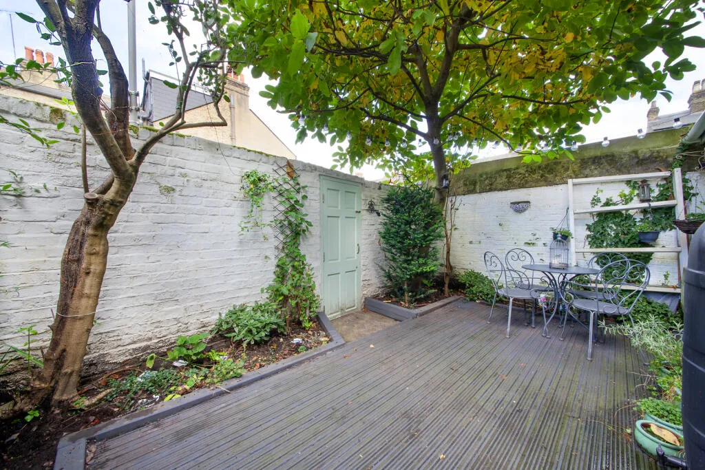 1 bedroom maisonette for rent