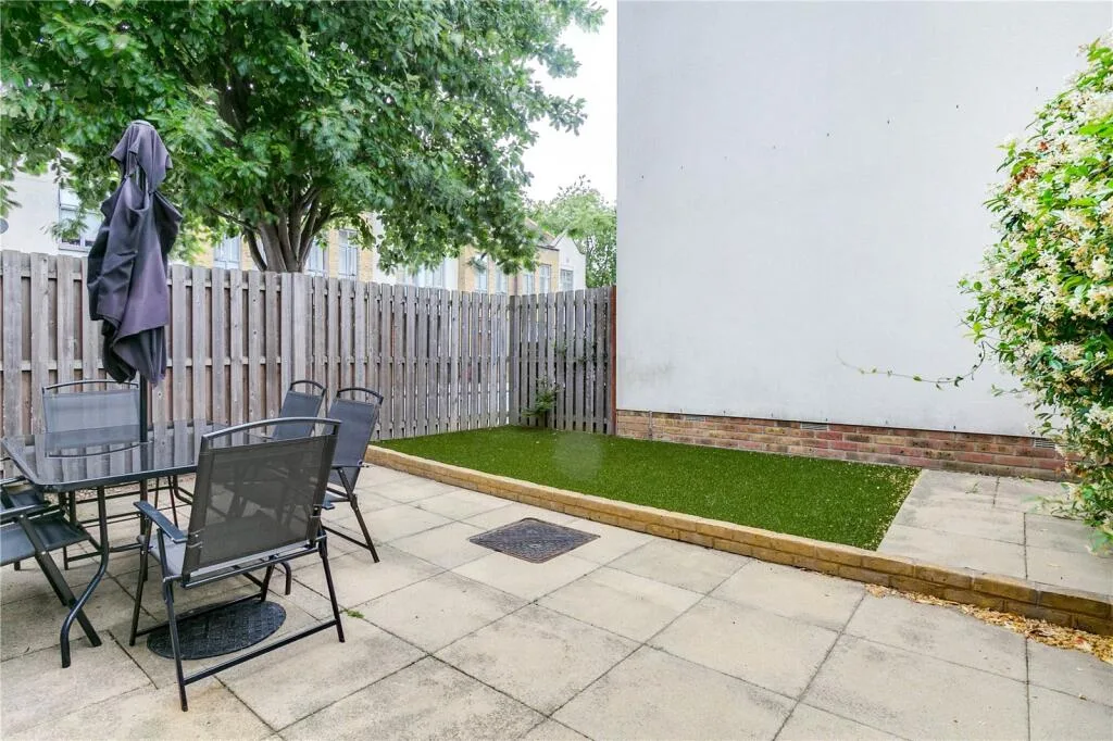 3 bedroom end of terrace house for rent