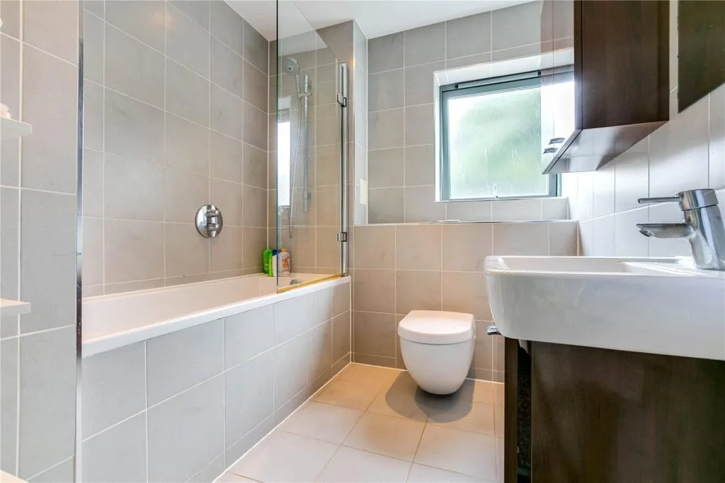 3 bedroom end of terrace house for rent