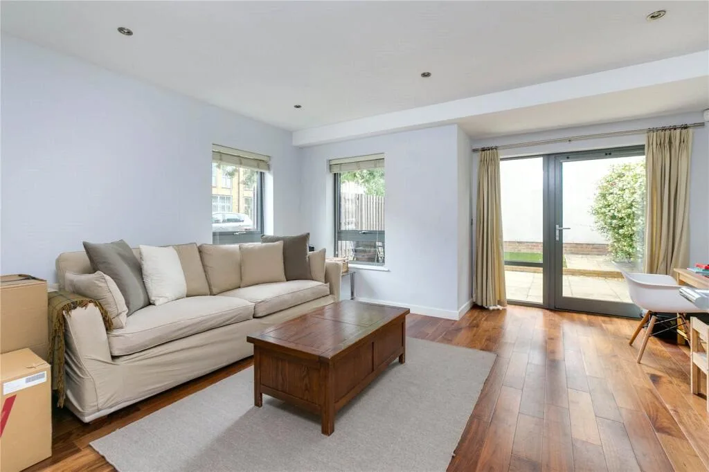 3 bedroom end of terrace house for rent