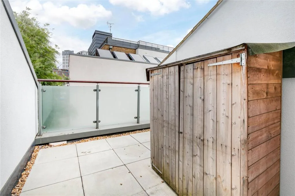3 bedroom end of terrace house for rent