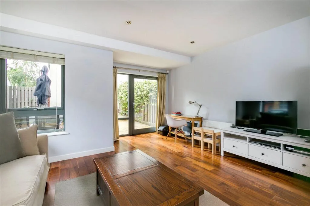 3 bedroom end of terrace house for rent
