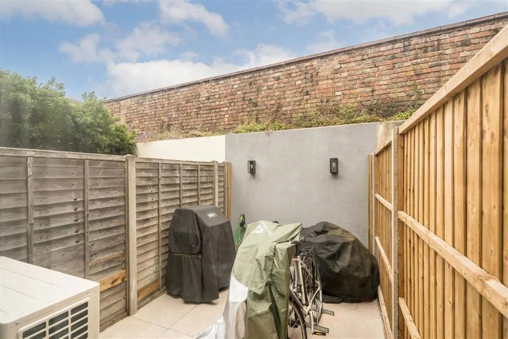 3 bedroom maisonette for rent