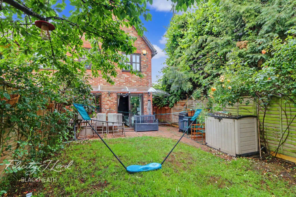 3 bedroom end of terrace house for rent