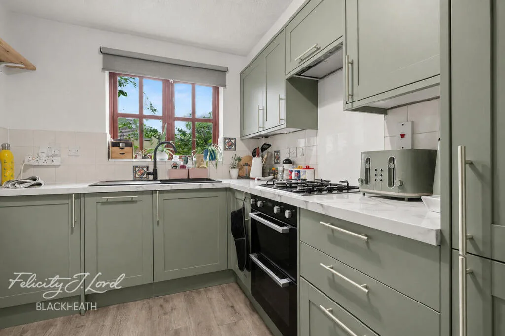3 bedroom end of terrace house for rent