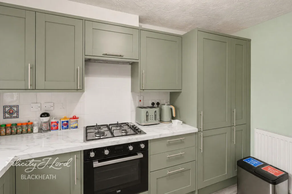 3 bedroom end of terrace house for rent