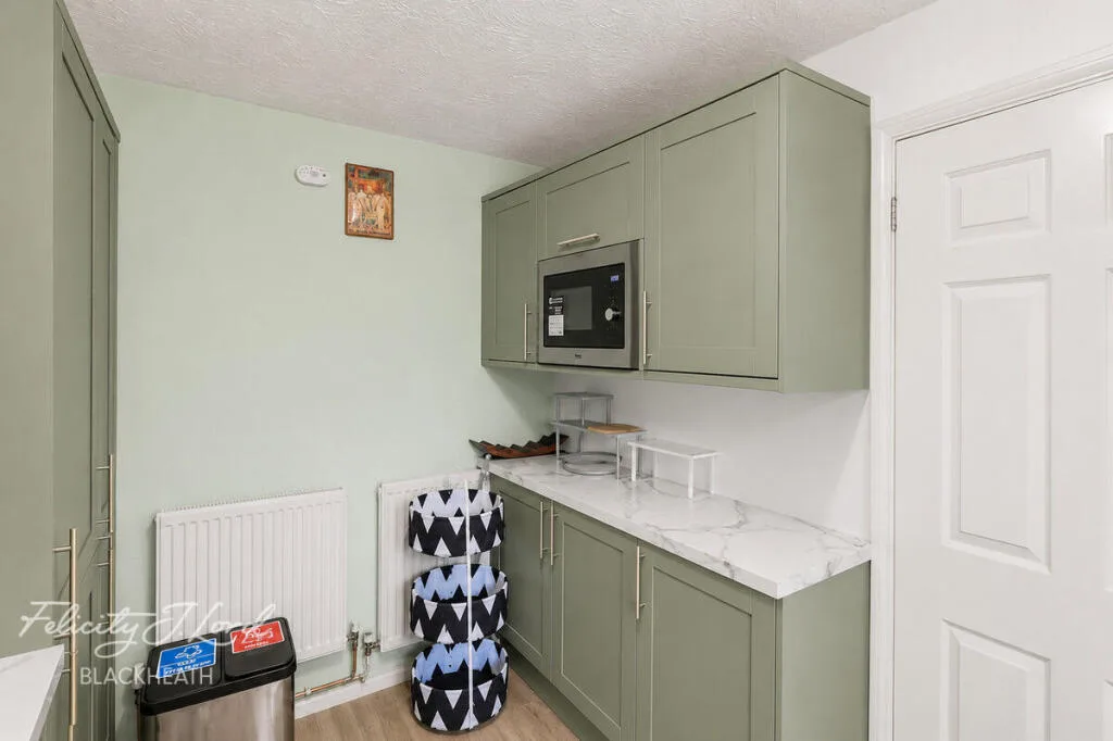 3 bedroom end of terrace house for rent